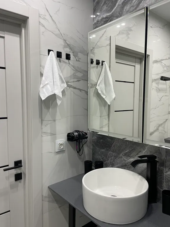 Апартаменты с панорамными окнами на лес и море и роскошным двором