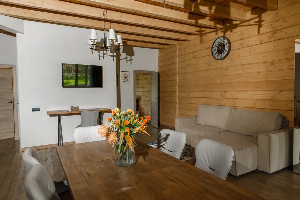 Трёхкомнатный коттедж в лесу у пруда