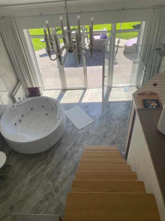 Уютный современный и стильный дом инфракрасной сауной и джакузи