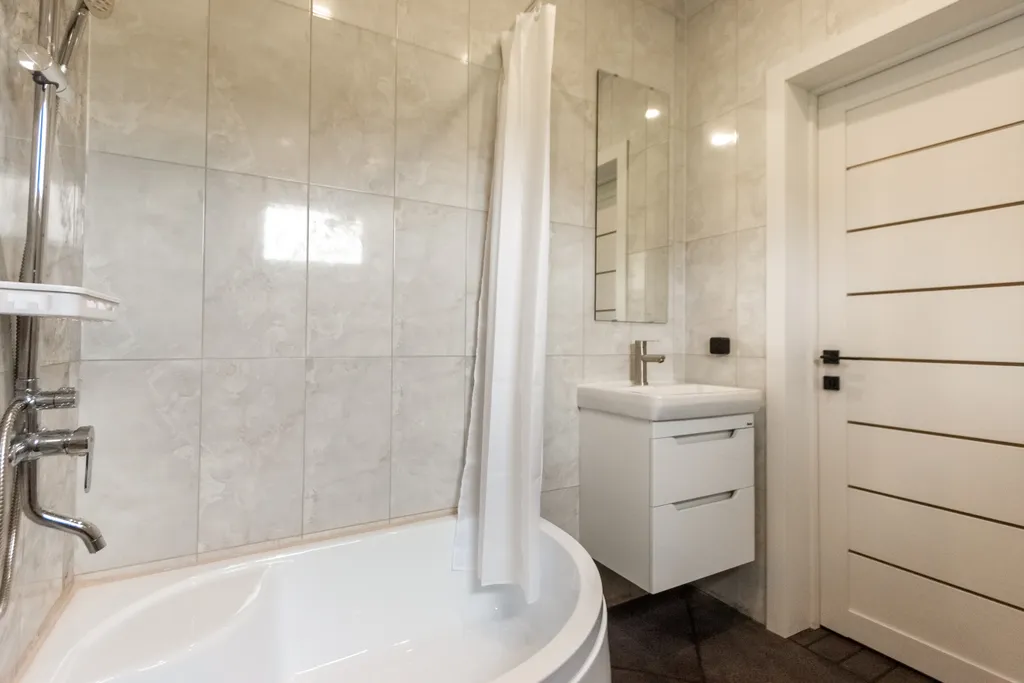 Дом с чаном у Гуамского ущелья