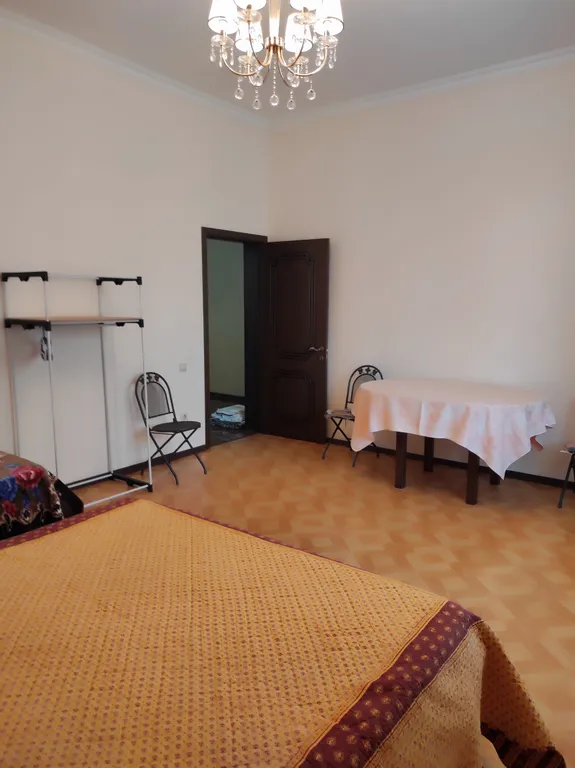 Светлая, просторная комната с выходом на балкон