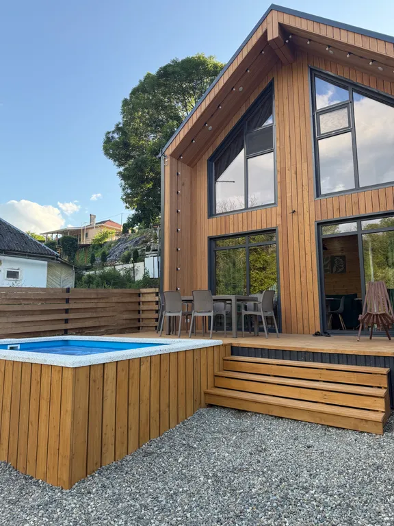 Барнхаус с бассейном и видом на реку