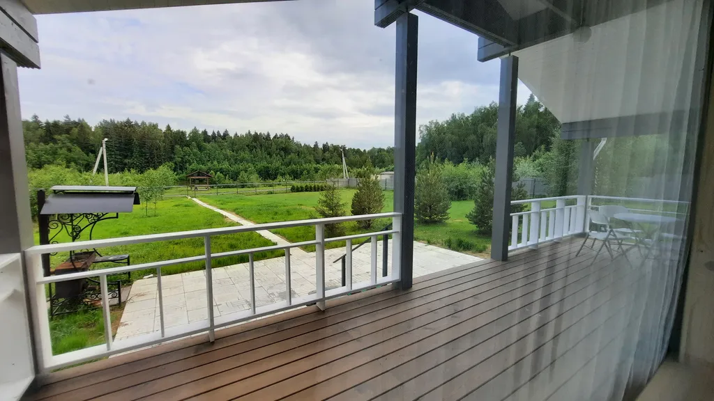 Дом на берегу озера у леса