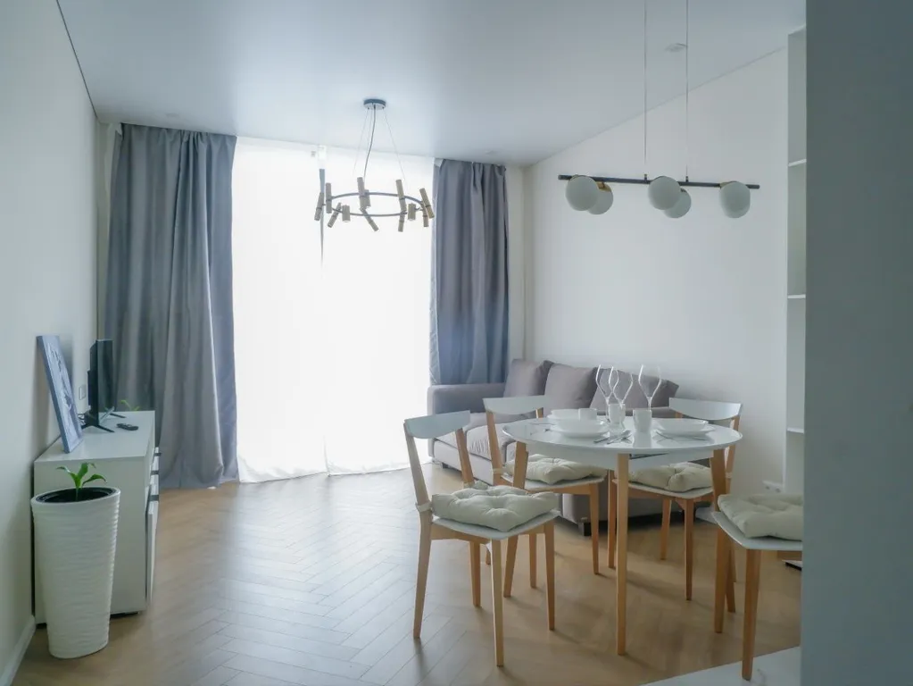 Новая дизайнерская квартира с видом на пруд