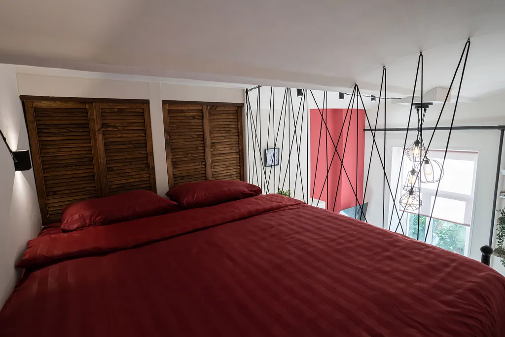 Яркая двухуровневая мини-студия