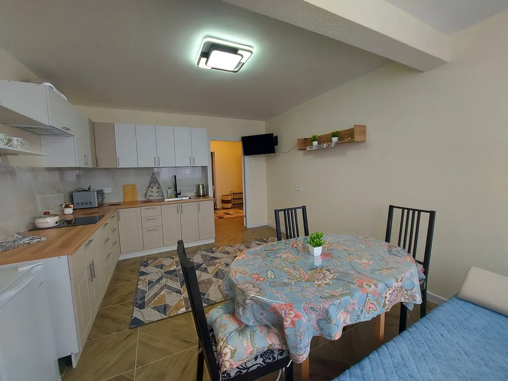 Благоустроенная двухкомнатная квартира рядом с монастырем