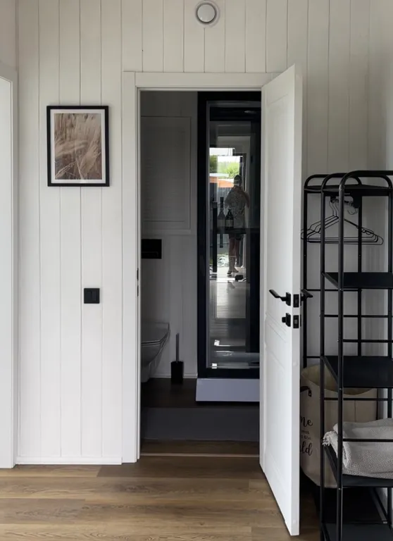 Домик на Новогодние праздники с панорамными окнами в лесу