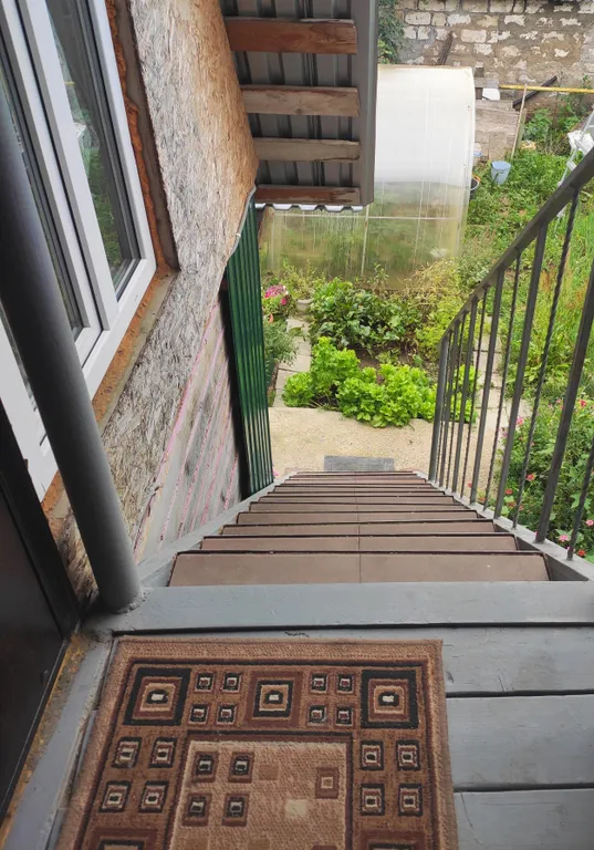 Вместительный этаж на 9 гостей + качели и беседка