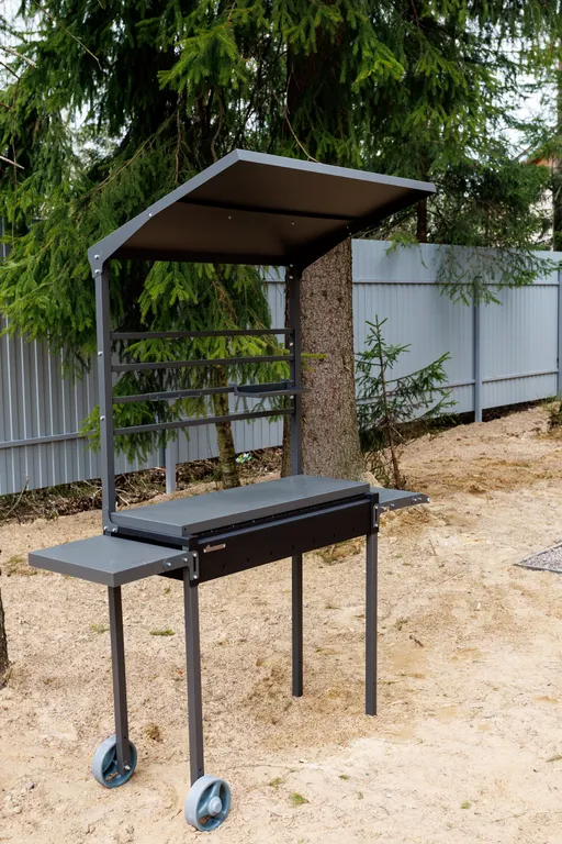 Красивый дом в ёлках