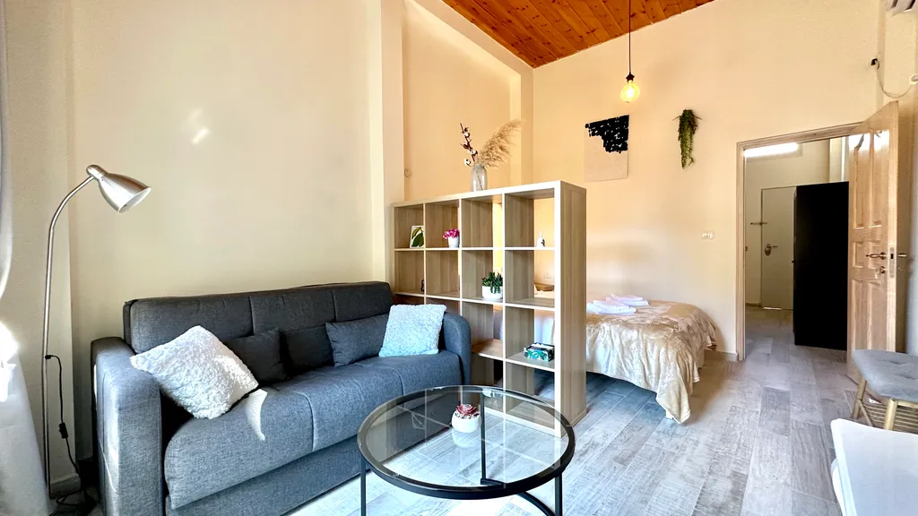 Крутые апартаменты с балконом рядом с Парижской площадью