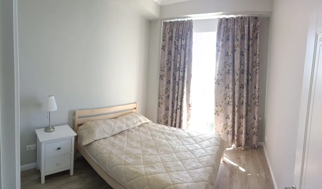 Коттедж с видом на море среди садов