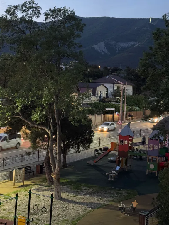 Уютная комната с видом на горы