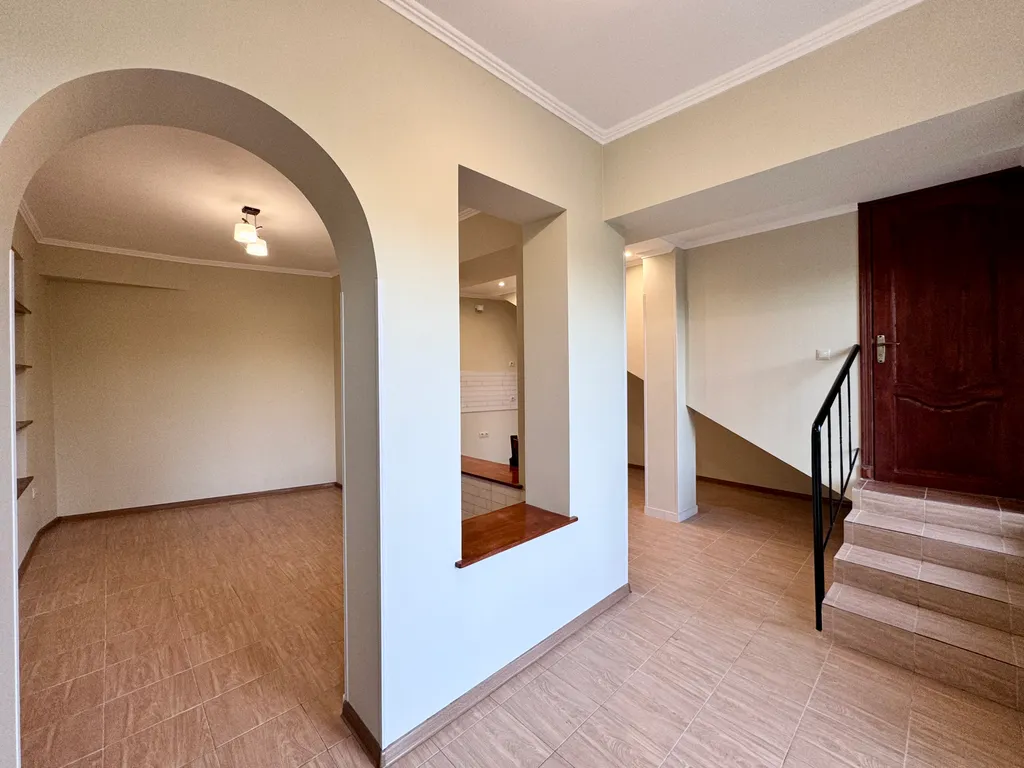 3-этажный дом с садом недалеко от моря