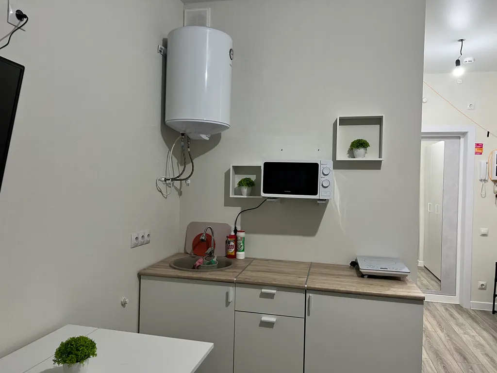 Уютная студия с видом на бассейн и можжевеловый лес