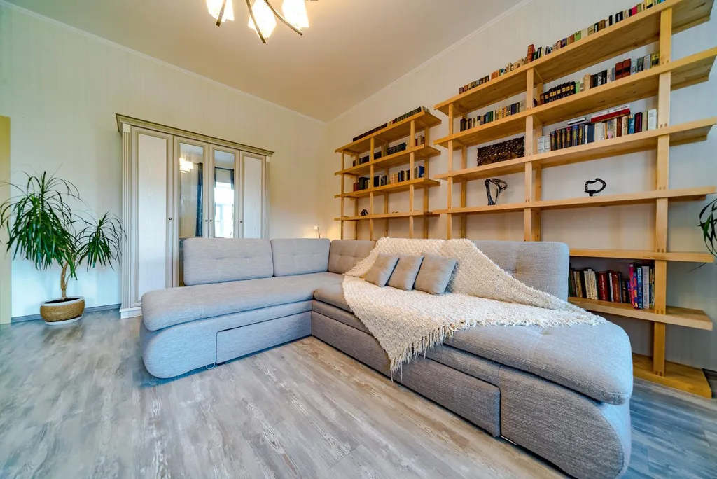 В центре, с видом на Адмиралтейский канал и "Новую Голландию"