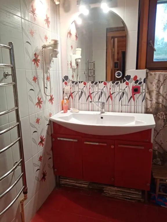 Деревянный домик с соломенной крышей и русская баня