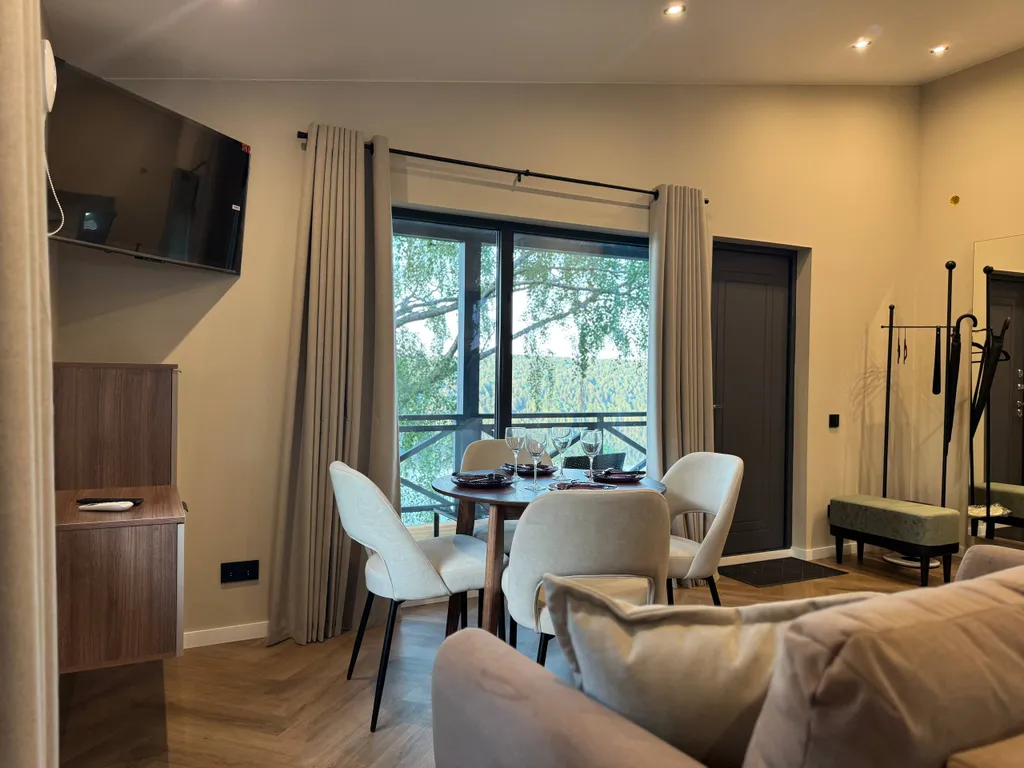 Дом проживание на вершине горы с видом на озеро, горы и лес