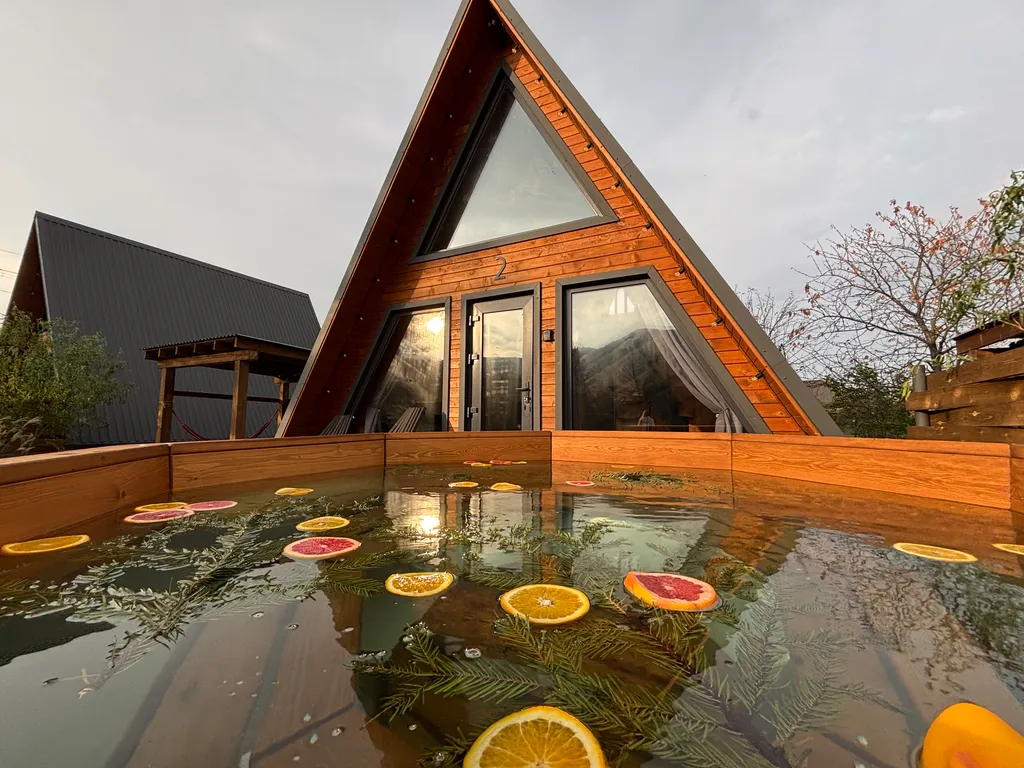 Коттедж Дом А-фрейм с видом на горы и пруд — аренда посуточно в Гуамка