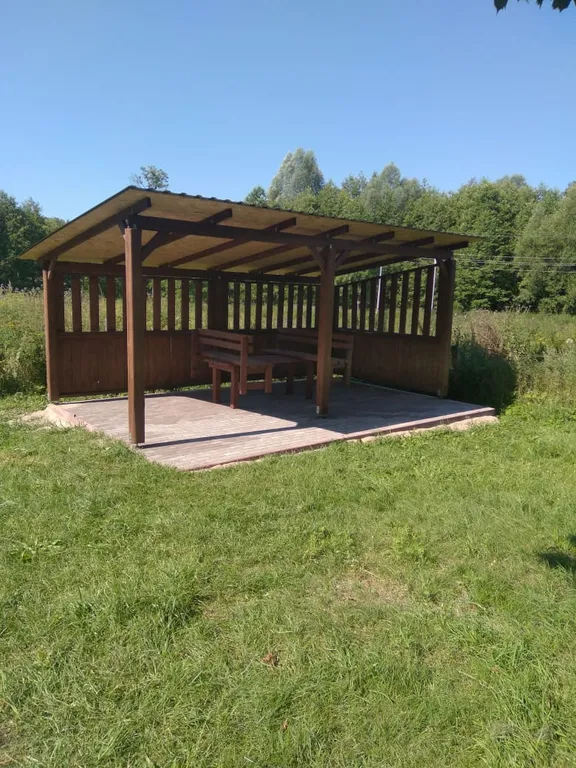 Живописная усадьба в лесу у озера