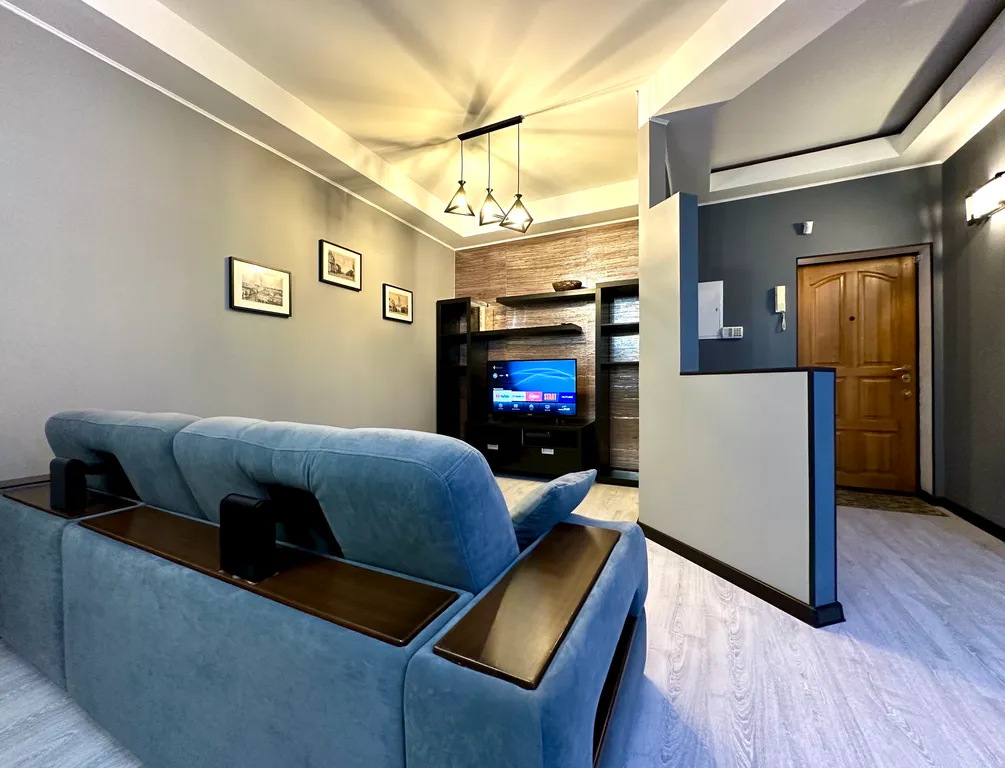 Двухкомнатная студия. Идеальная локация. Парковка во дворе.