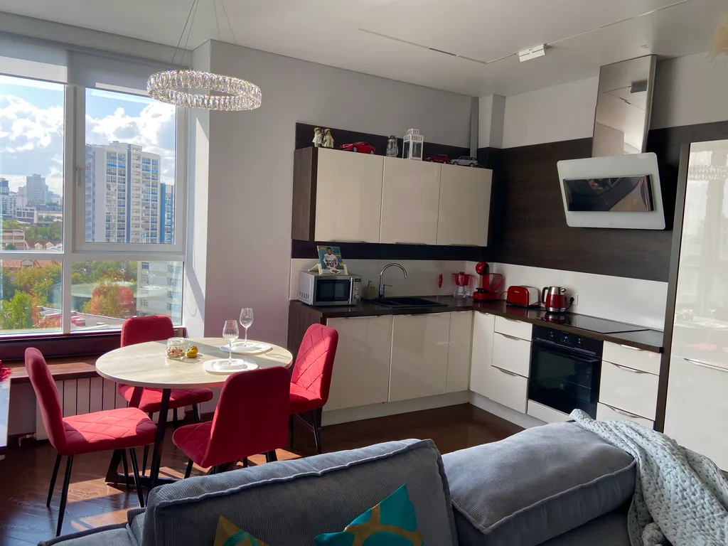 Видовая квартира с панорамным окном в центре