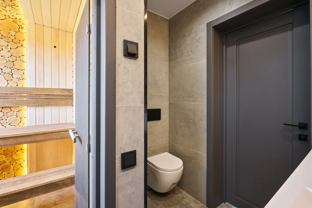 Просторный дом с сауной и камином в окружении леса и реки