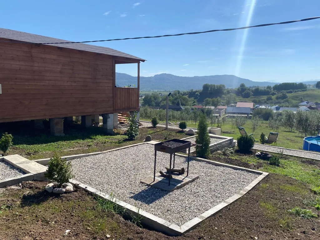 Домик с видом на лес и горы