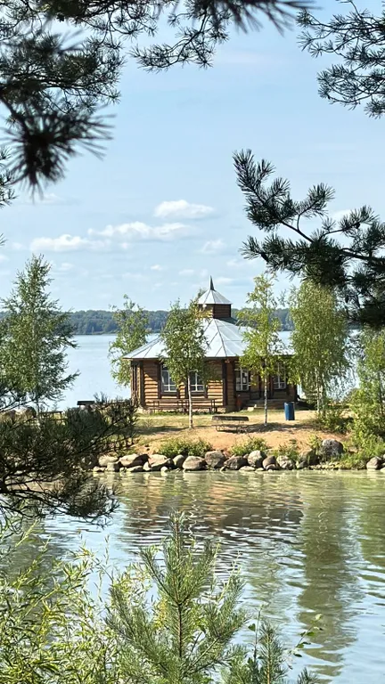 Коттедж Коттедж с баней, чаном и детской площадкой с батутом у озера, в бору — Ланино