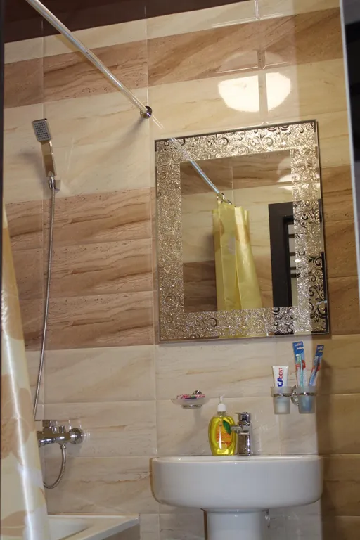 Просторная студия с видом на город и горы