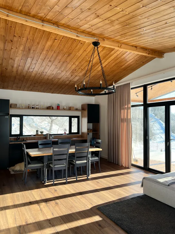 Домик на холме с видом на лес и горы