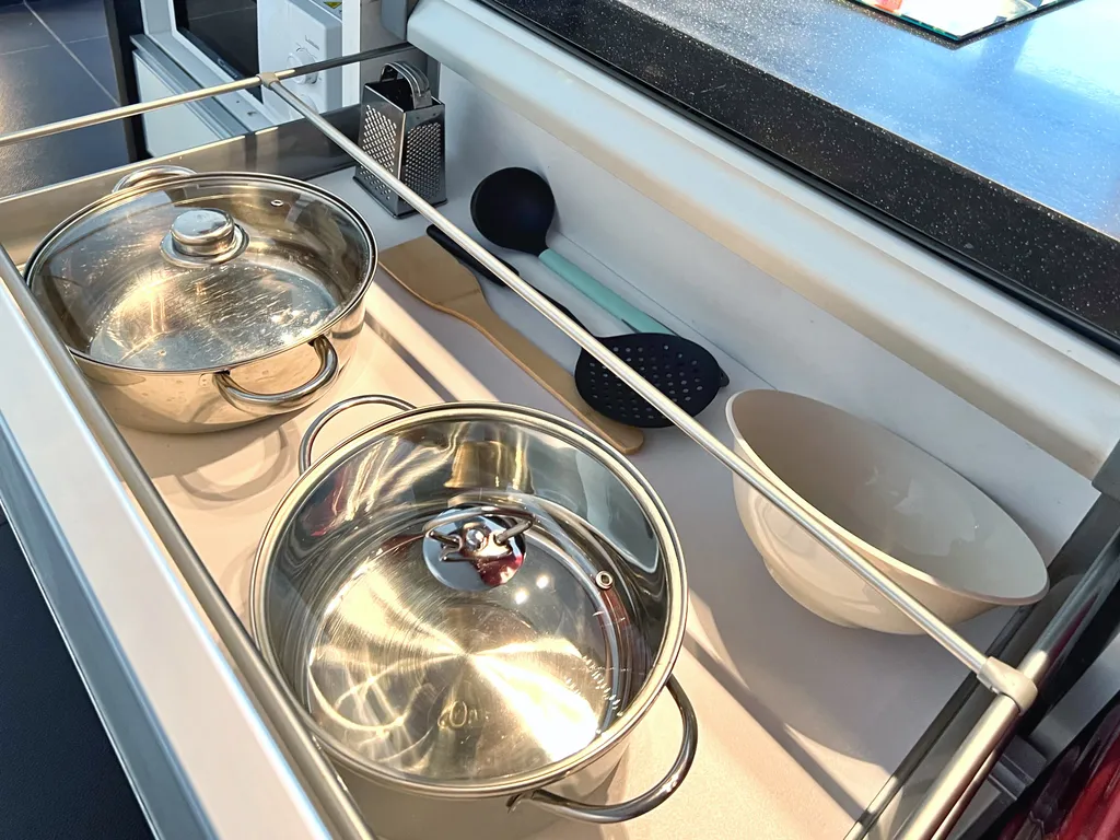 Стильная двухкомнатная квартира с разделенными комнатами в районе ГГМ