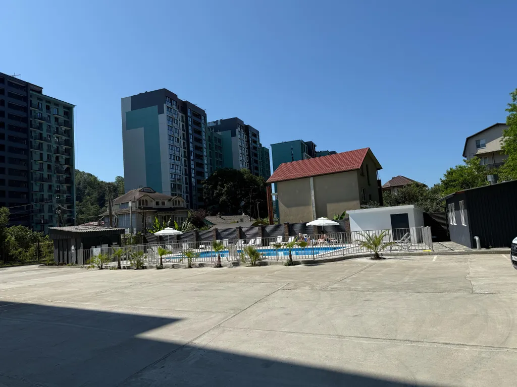 Апартаменты с бассейном недалеко от моря