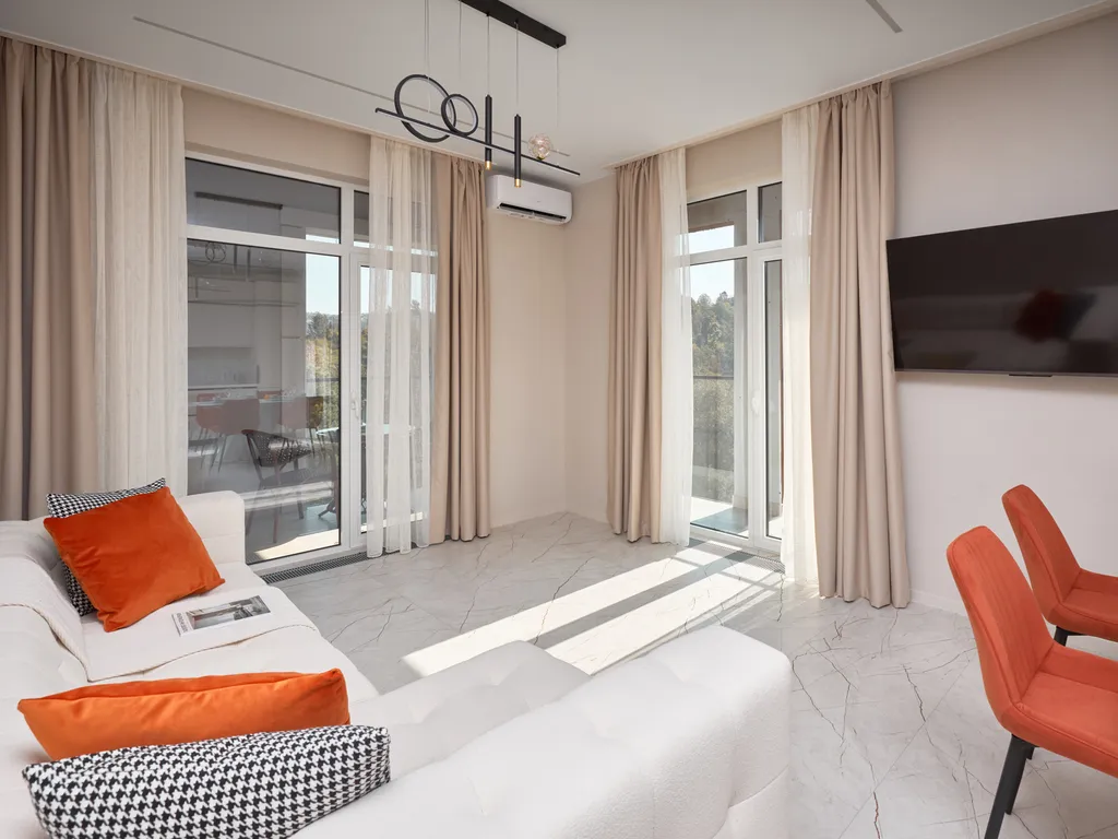 Современная, новая квартира с видом на горы