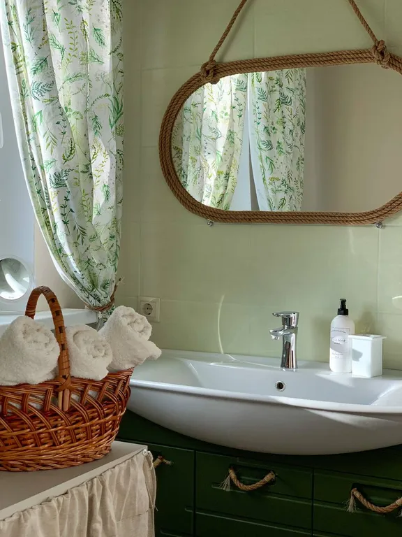 Уютный домик на берегу реки