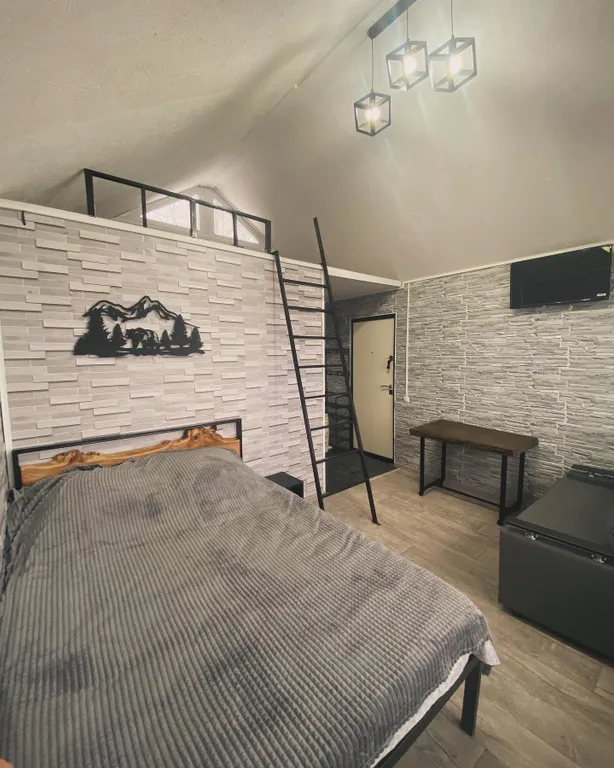 Уютный дом с видом на пруд и горы