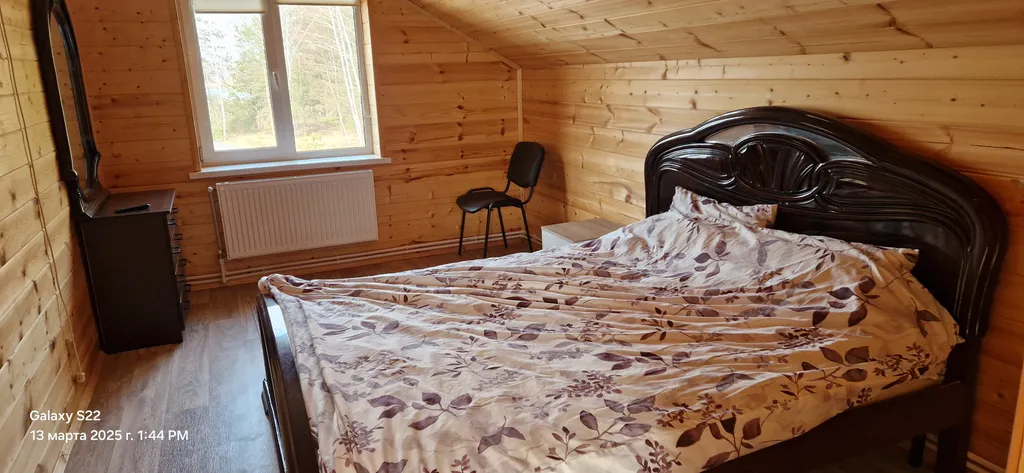 Отдельный дом на краю леса на берегу озера