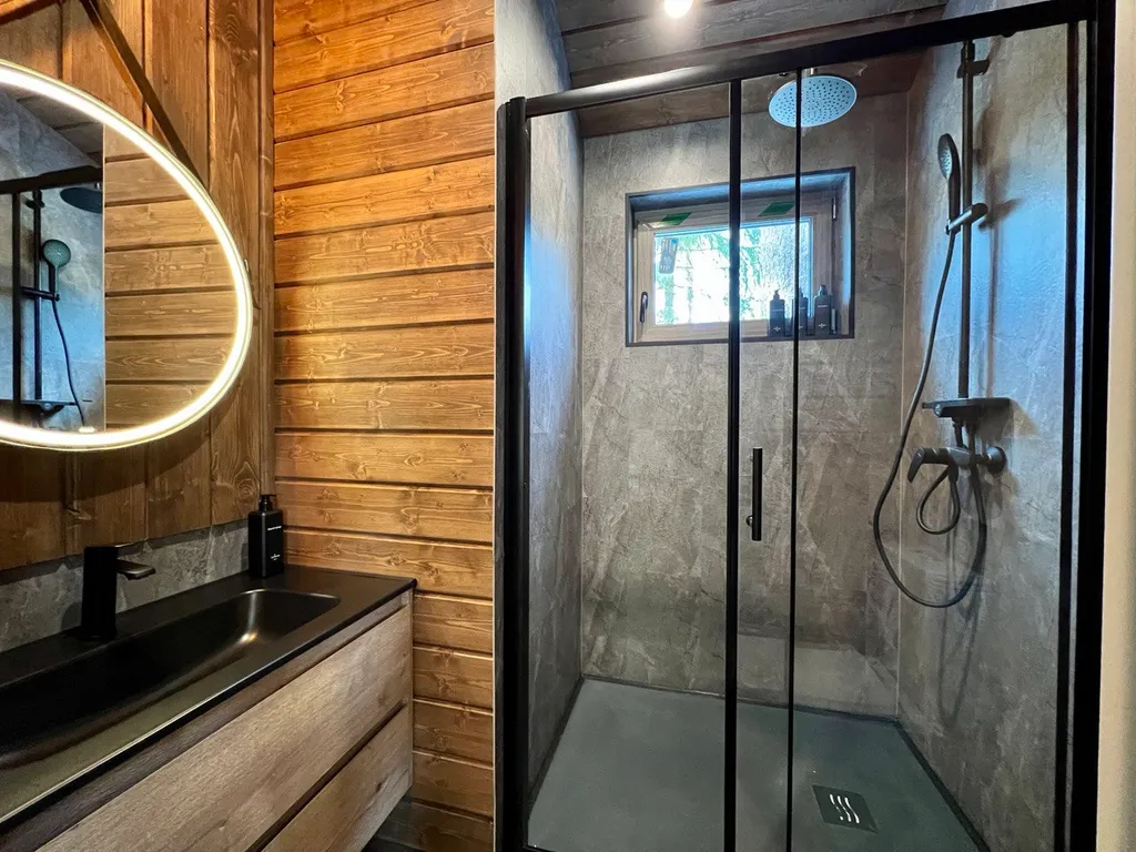 Дом Аура Леса на склоне с большой террасой и видом на лес и реку