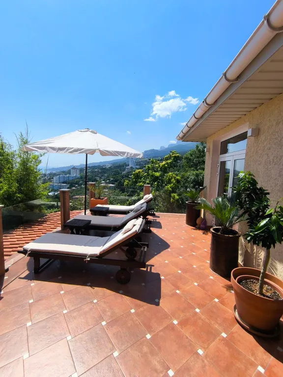 Двухэтажный дом с видом на море