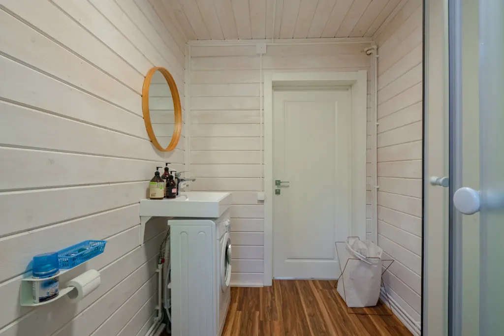 Дом с панорамным видом на озеро, большой