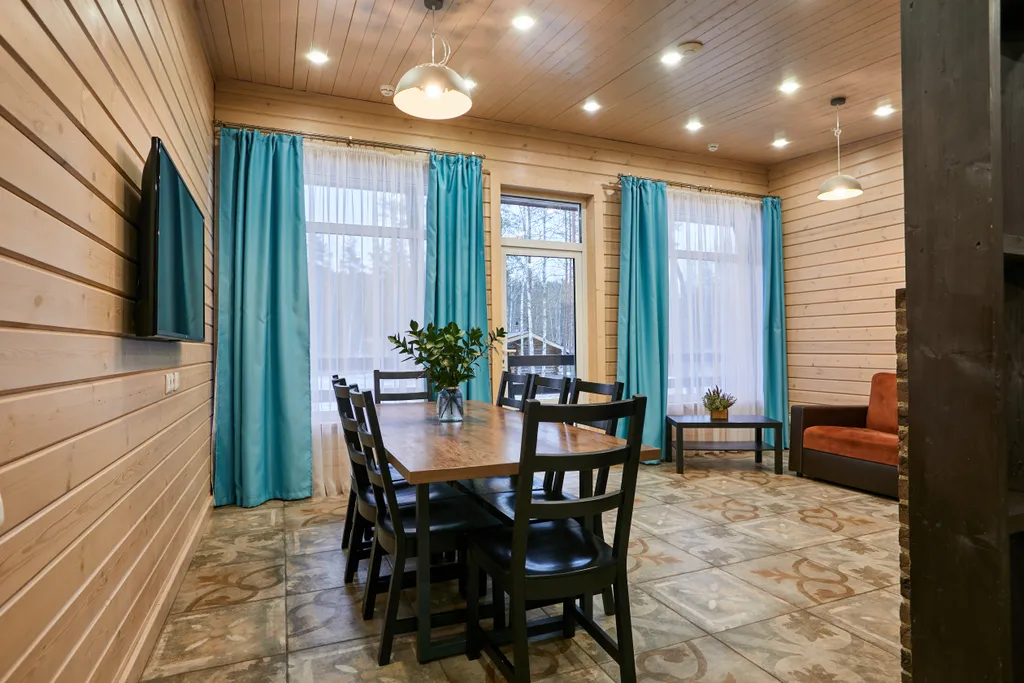 Просторный коттедж с 4 спальнями, камином и террасой