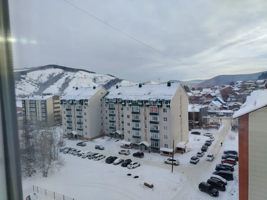 Квартира-студия с видом на город среди гор