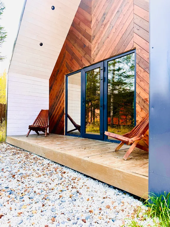 Уютный дом в черте города в окружении леса