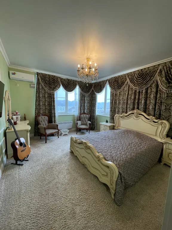 Уютный дом с бассейном и садом с видом на горы и море