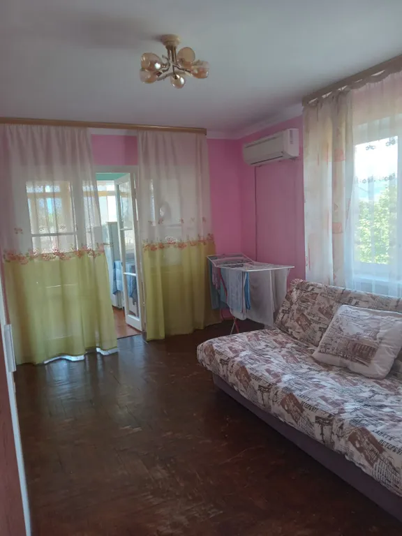 Маяк и море через дорогу