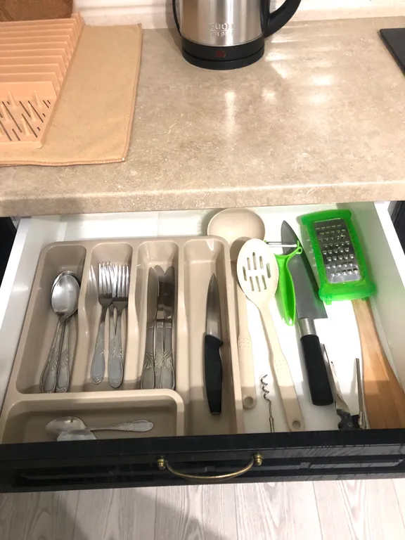 Светлая уютная студия в новом доме с новой мебелью