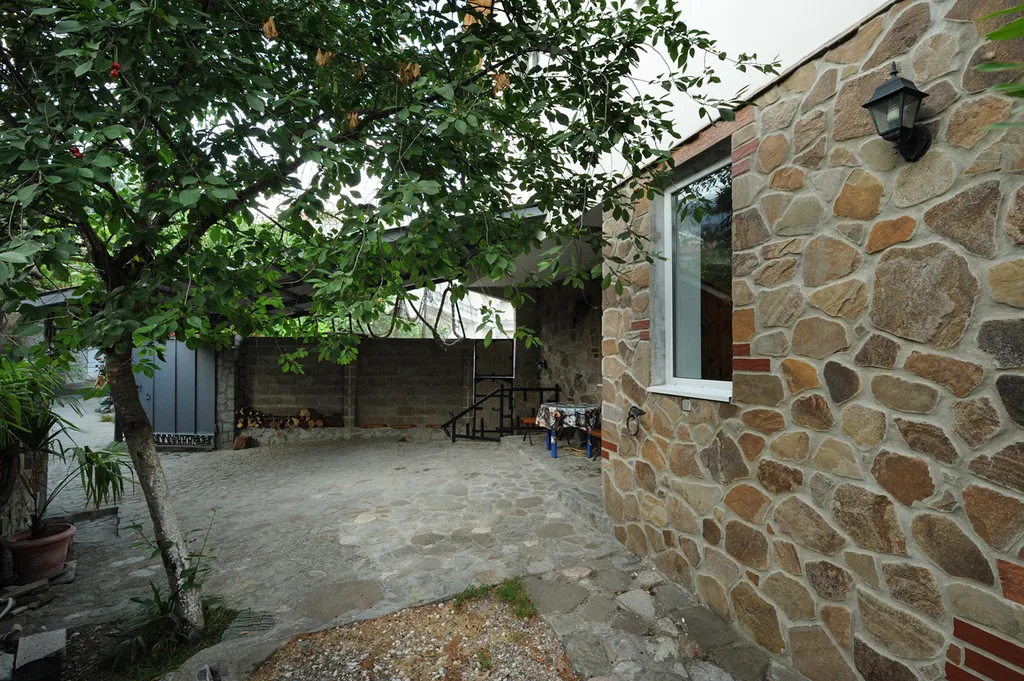 Дом с балконом, видом на море у пляжа и Воронцовского дворца