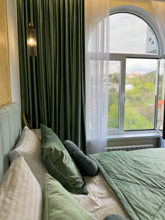 Дизайнерская новая квартира с шикарным видом на Дендропарк