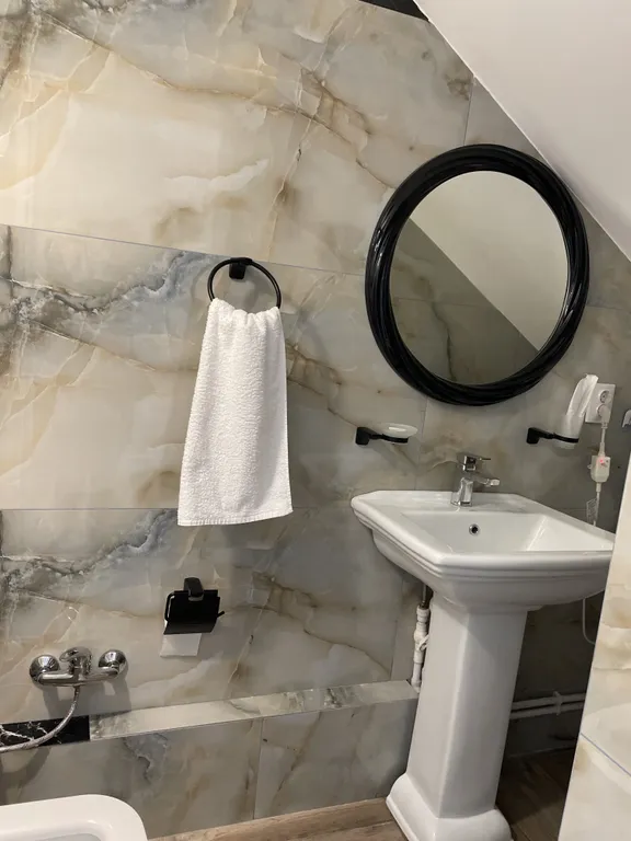 Современный двухэтажный коттедж среди гор