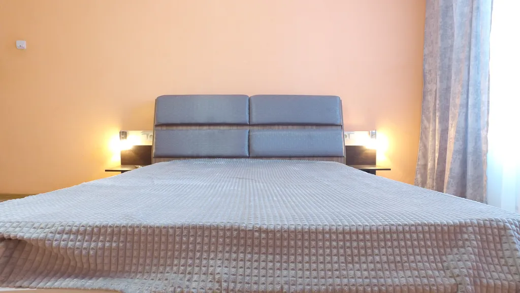 Двуспальная кровать и огромный смарт ТВ