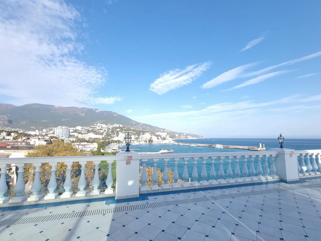 Aпаpтaмeнт c баcсейном и теpрaсой нa набеpeжной